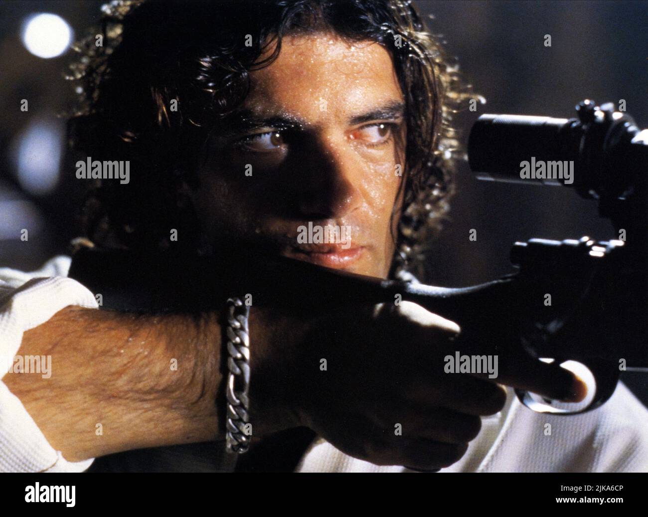 Antonio Banderas Film: Assassins (USA/FR 1995) Charaktere: Miguel Bain Regie: Richard Donner 06. Oktober 1995 **WARNUNG** Dieses Foto ist nur für redaktionelle Zwecke bestimmt und unterliegt dem Copyright von WARNER BROS. Und/oder des Fotografen, der von der Film- oder Produktionsfirma beauftragt wurde und nur durch Publikationen im Zusammenhang mit der Bewerbung des oben genannten Films reproduziert werden kann. Eine obligatorische Gutschrift an WARNER BROS. Ist erforderlich. Der Fotograf sollte auch bei Bekanntwerden des Fotos gutgeschrieben werden. Ohne schriftliche Genehmigung der Film Company kann keine kommerzielle Nutzung gewährt werden. Stockfoto