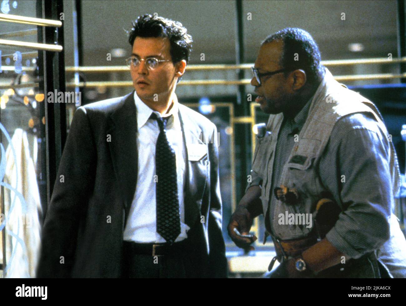 Johnny Depp & Charles Dutton Film: Nick Of Time (1996) Charaktere: Gene Watson & Regie: John Badham 22 November 1995 **WARNUNG** Dieses Foto ist nur für redaktionelle Zwecke bestimmt und unterliegt dem Copyright von PARAMOUNT und/oder des Fotografen, der von der Film- oder Produktionsfirma beauftragt wurde und darf nur von Publikationen im Zusammenhang mit der Bewerbung des oben genannten Films reproduziert werden. Eine obligatorische Gutschrift an PARAMOUNT ist erforderlich. Der Fotograf sollte auch bei Bekanntwerden des Fotos gutgeschrieben werden. Ohne schriftliche Genehmigung der Film Company kann keine kommerzielle Nutzung gewährt werden. Stockfoto