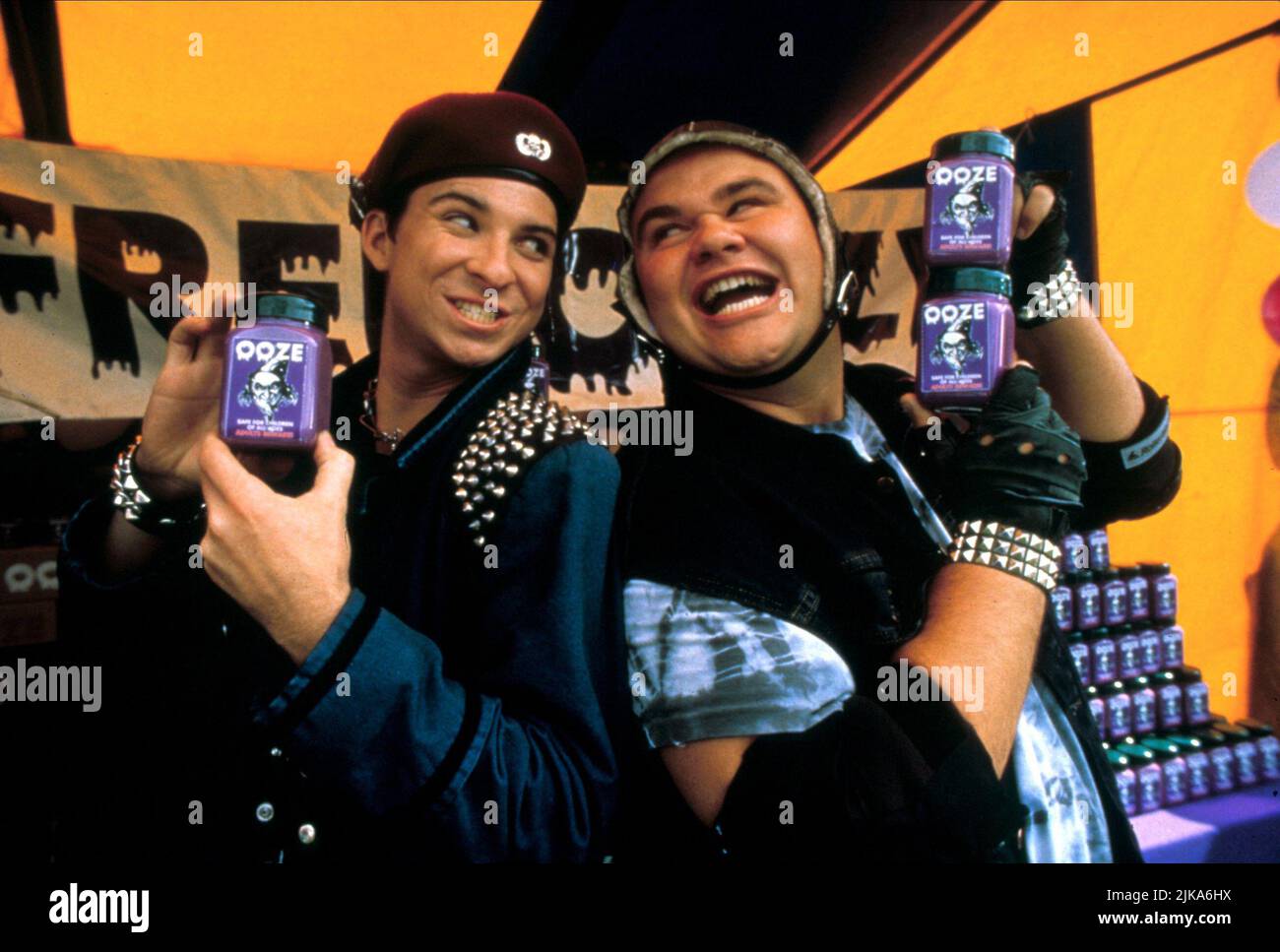 Paul Schrier & Jason Narvy Film: Mighty Morphin Power Rangers: The Movie (USA/AUS/JP 1995) Charaktere: Bulk, Skull Regie: Bryan Spicer 30 June 1995 **WARNUNG** Dieses Foto ist nur für den redaktionellen Gebrauch bestimmt und unterliegt dem Copyright von 20. CENTURY FOX und/oder des Fotografen, der von der Film- oder Produktionsfirma beauftragt wurde und darf nur durch Publikationen im Zusammenhang mit der Bewerbung des oben genannten Films reproduziert werden. Eine obligatorische Gutschrift an 20. CENTURY FOX ist erforderlich. Der Fotograf sollte auch bei Bekanntwerden des Fotos gutgeschrieben werden. Ohne schriftliche Genehmigung der Film Company kann keine kommerzielle Nutzung gewährt werden. Stockfoto