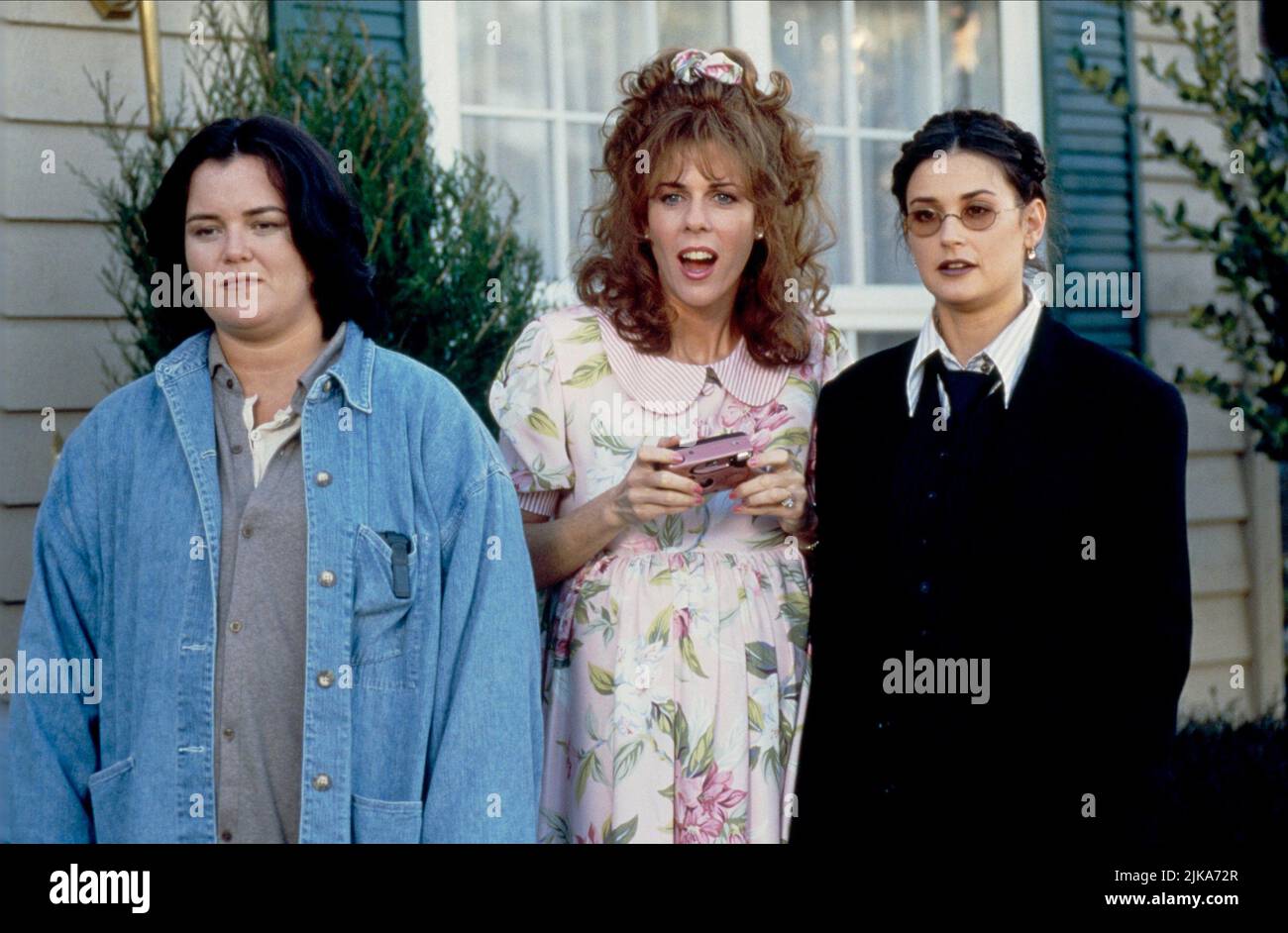 Rosie O'Donnell, Rita Wilson & Demi Moore Film: Now and Then (1995) Charaktere: Dr. Roberta Martin, Chrissy DeWitt Williams, Samantha Albertson Regie: Lesli Linka Glatter 20 October 1995 **WARNUNG** Dieses Foto ist nur für den redaktionellen Gebrauch bestimmt und unterliegt dem Copyright der NEUEN LINIE und/oder des Fotografen, der von der Film- oder Produktionsfirma beauftragt wurde, und kann nur durch Publikationen im Zusammenhang mit der Bewerbung des oben genannten Films reproduziert werden. Eine obligatorische Gutschrift für NEUE POSITION ist erforderlich. Der Fotograf sollte auch bei Bekanntwerden des Fotos gutgeschrieben werden. Eine kommerzielle Nutzung kann ohne schriftliche Genehmigung nicht gewährt werden Stockfoto