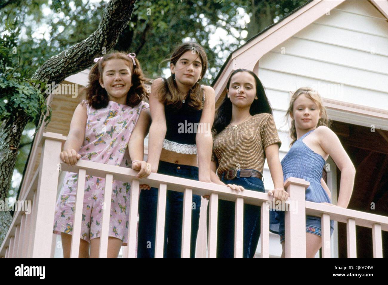 Ashleigh Aston Moore, Gaby Hoffmann, Christina Ricci & Thora Birch Film: Now and Then (1997) Charaktere: Young Chrissy DeWitt, Young Samantha Albertson, Young Roberta Martin, Teeny Regie: Lesli Linka Glatter 20 October 1995 **WARNUNG** Dieses Foto ist nur für den redaktionellen Gebrauch bestimmt und unterliegt dem Copyright der NEUEN LINIE und/oder des Fotografen, der von der Film- oder Produktionsfirma beauftragt wurde, und kann nur durch Publikationen im Zusammenhang mit der Bewerbung des oben genannten Films reproduziert werden. Eine obligatorische Gutschrift für NEUE POSITION ist erforderlich. Der Fotograf sollte auch bei Bekanntwerden des Fotos gutgeschrieben werden. Keine kommerzielle Nutzung kann b Stockfoto