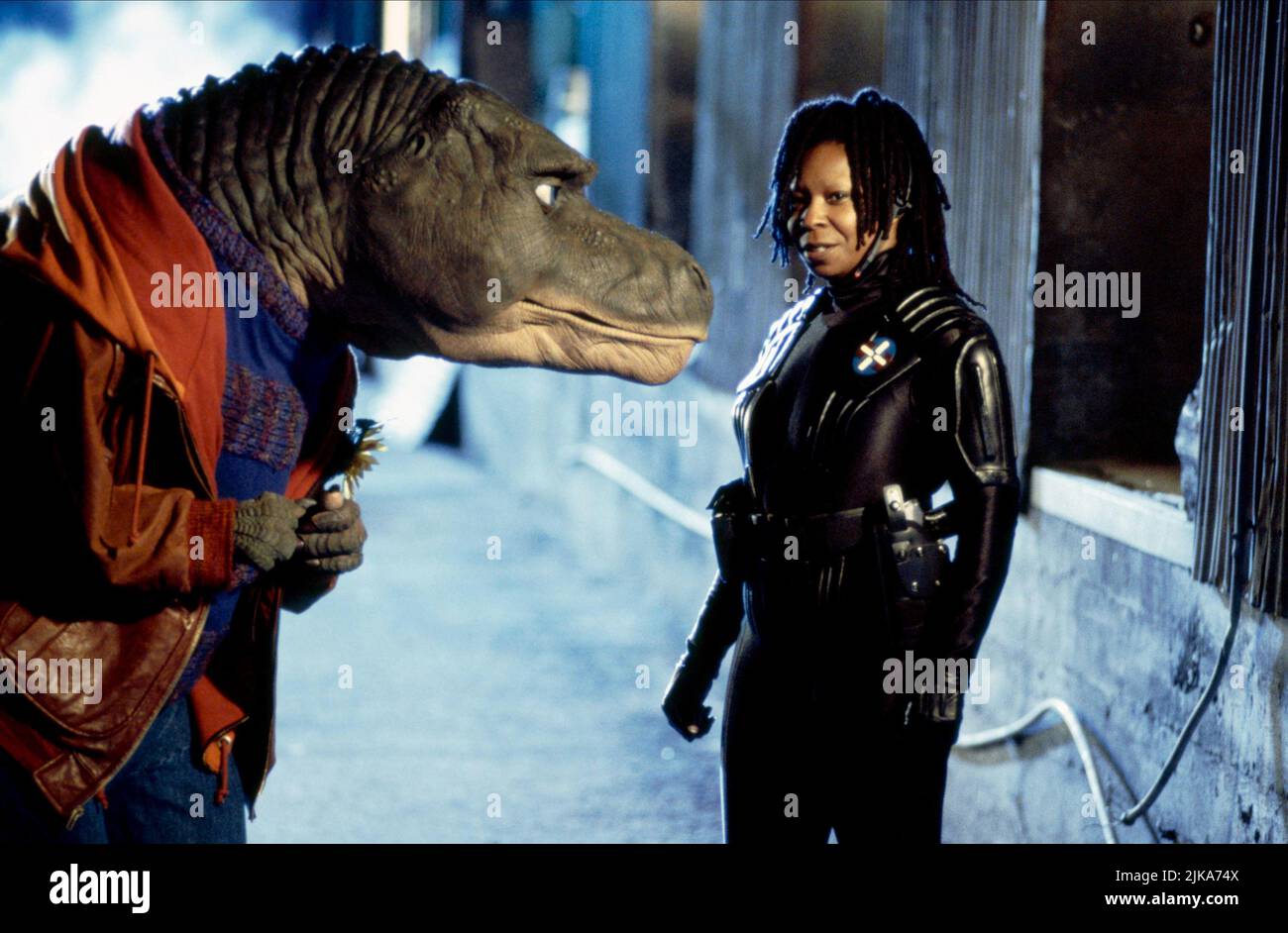 Theodore Rex & Whoopi Goldberg Film: T. Rex; Theodore Rex (1995) Charaktere: Katie Coltrane Regie: Jonathan R. Betuel 14 December 1995 **WARNUNG** Dieses Foto ist nur für redaktionelle Zwecke bestimmt und unterliegt dem Copyright der NEUEN LINIE und/oder des Fotografen, der von der Film- oder Produktionsfirma beauftragt wurde, und kann nur von Publikationen im Zusammenhang mit der Bewerbung des oben genannten Films reproduziert werden. Eine obligatorische Gutschrift für NEUE POSITION ist erforderlich. Der Fotograf sollte auch bei Bekanntwerden des Fotos gutgeschrieben werden. Ohne schriftliche Genehmigung der Film Company kann keine kommerzielle Nutzung gewährt werden. Stockfoto