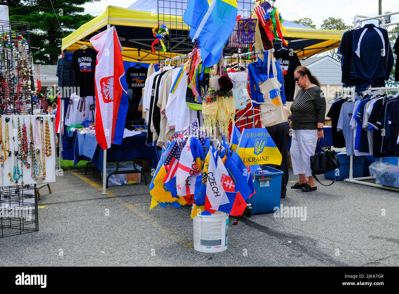 Pottsville, Usa. 31.. Juli 2022. Eine Frau sieht sich die Gegenstände an, die von einem Händler beim jährlichen Ukrainischen Seminar Day 88. zum Verkauf angeboten werden. Die Veranstaltung wird von den 12 Pfarreien des Südlichen Anthrazit-Protopresbyteros der Ukrainischen Katholischen Archeparchie Philadelphia gesponsert. Das Geld, das bei der Veranstaltung gesammelt wurde, geht an das ukrainische katholische Seminar St. Josaphat in Washington, DC. Kredit: SOPA Images Limited/Alamy Live Nachrichten Stockfoto