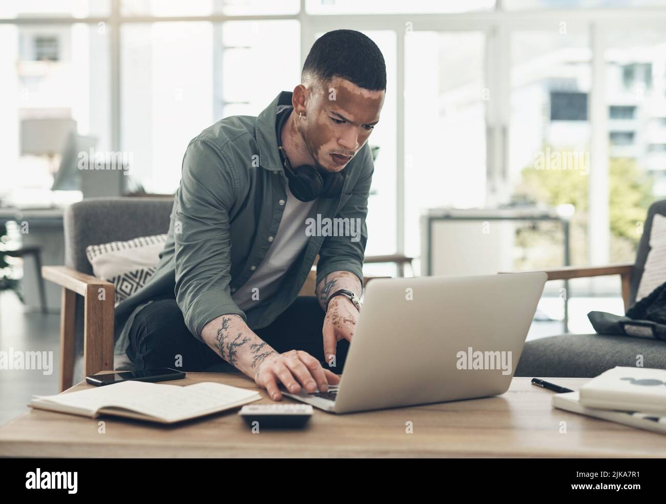 Der erfolgreiche Krieger ist der Durchschnittsmann. Ein junger Geschäftsmann, der in einem modernen Büro arbeitet. Stockfoto