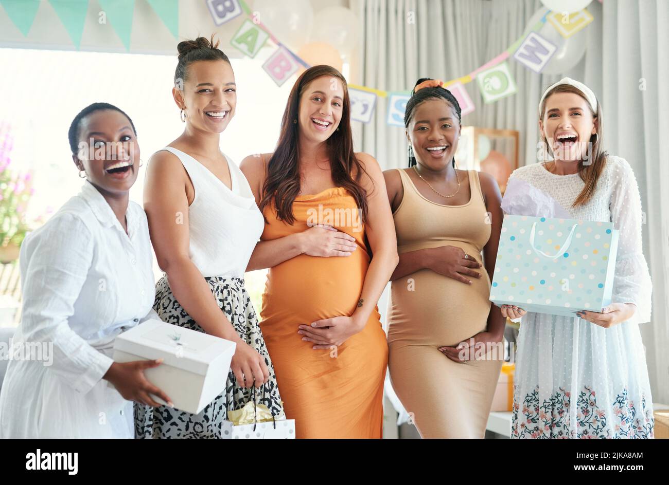 Das sind die Menschen, mit denen ich feiern möchte. Eine Gruppe von Freunden, die Fotos bei einer Baby-Dusche eines Freundes machen. Stockfoto