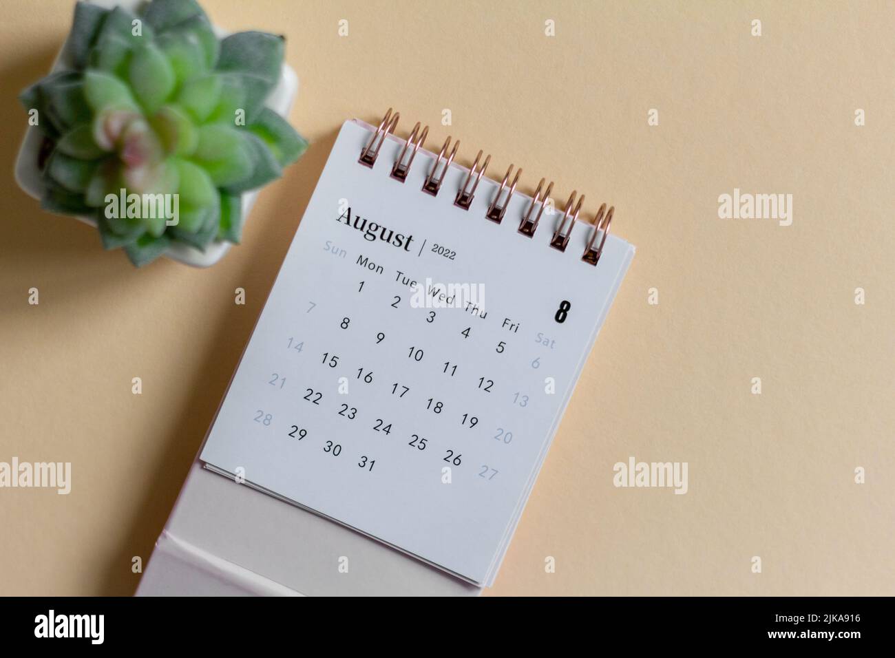 Hallo August.der Kalender für August 2022 liegt auf dem Tisch Stockfoto