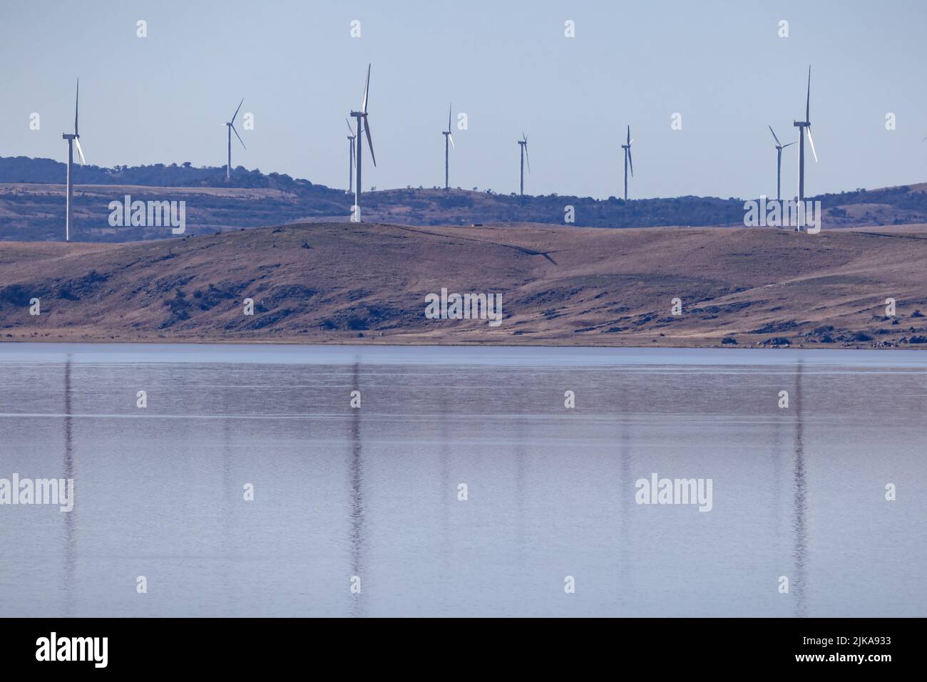 Windturbinen am Ufer des Lake George, New South Wales, Australien Stockfoto