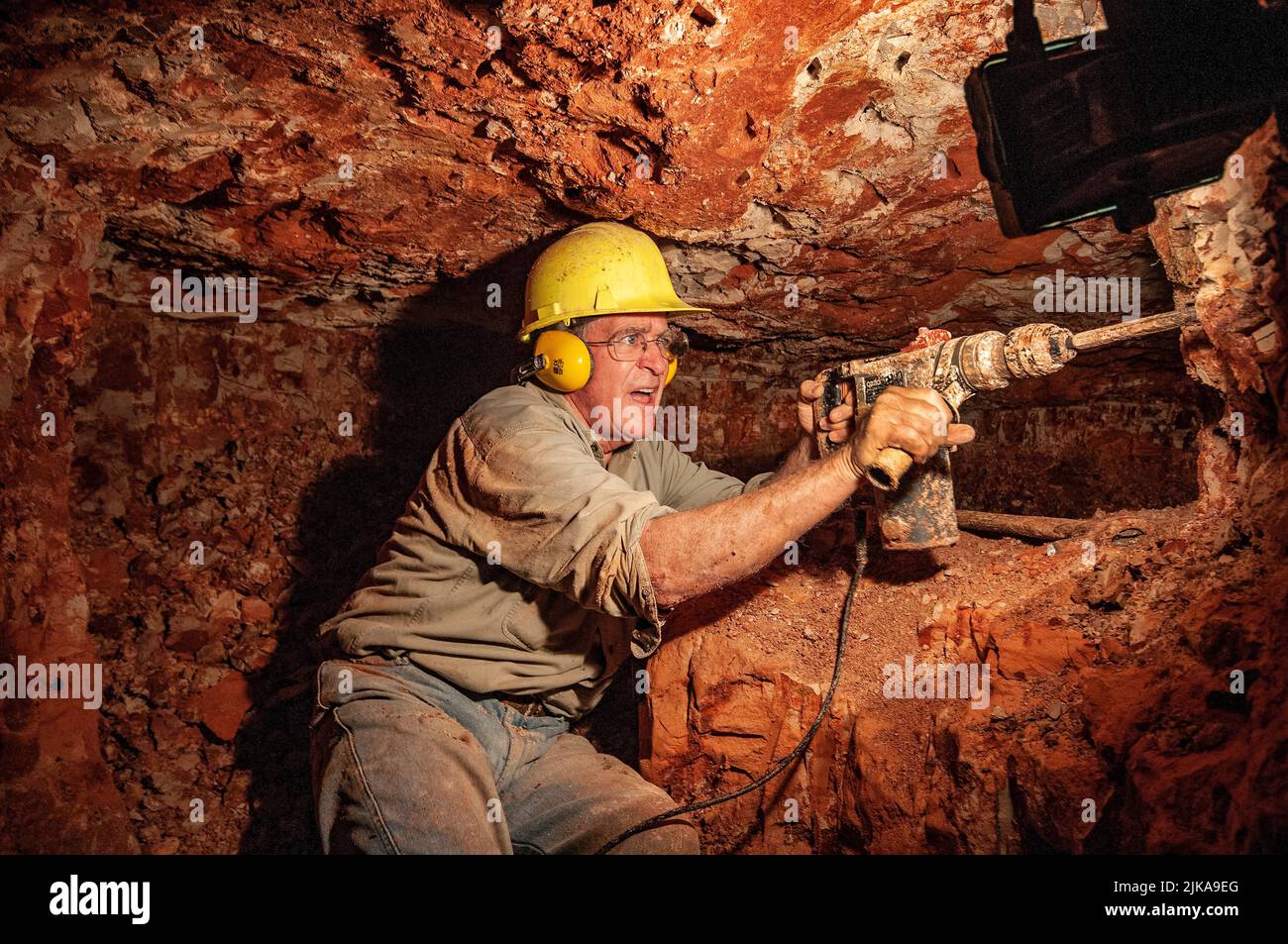 Grahame McMahon, pensionierter anglikanischer Geistlicher, der jetzt unter der Erde einen Opalminer in seiner Mine bei Lightning Ridge hat Stockfoto