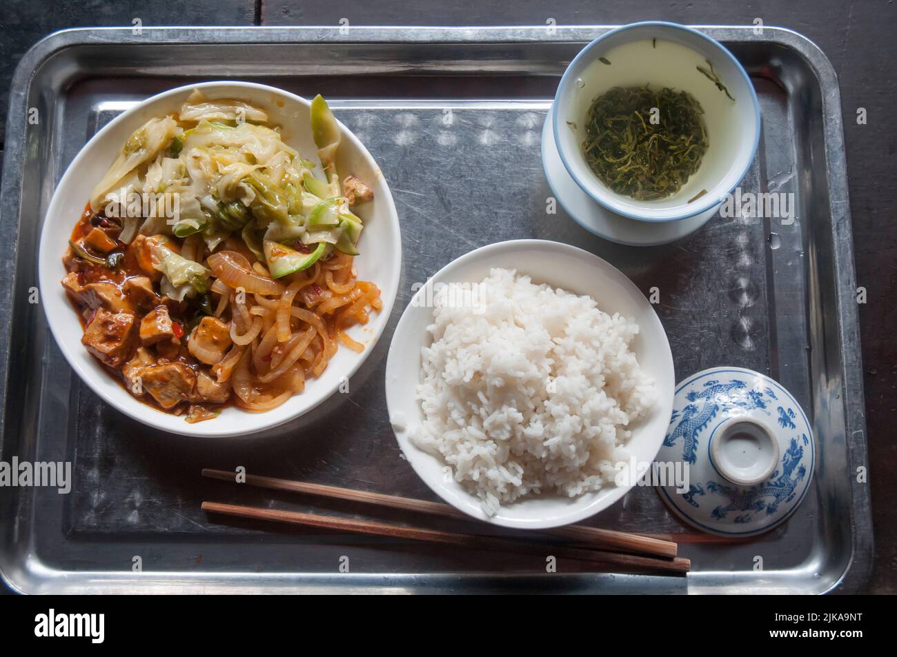 Vegetarisches Mittagessen im Teehaus mit grünem Tee in Chengdu, Sichuan, China Stockfoto