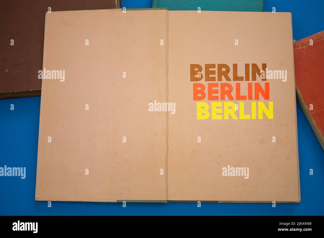 Berliner Wort in geöffnetem Buch mit vintage, natürlichen Mustern alten antiken Papier-Design. Stockfoto