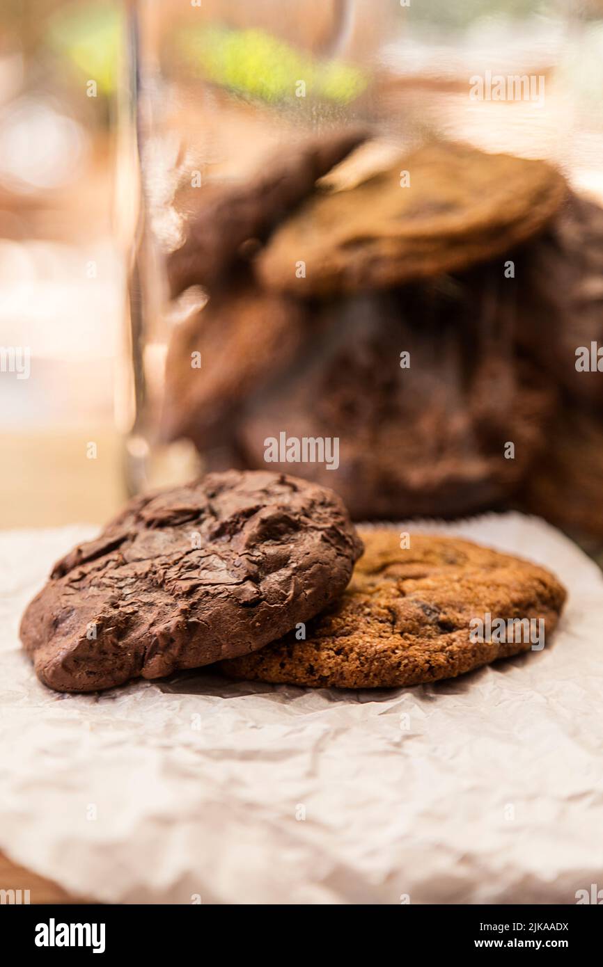 Köstliche Schokolade- und Honigkekse und ein Glas voller Kekse in einem Restaurant Stockfoto