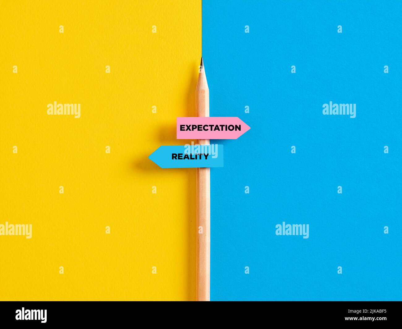 Realität vs. Erwartung Kontrast oder Wahl. Bleistift mit Richtungsanzeiger-Aufklebern, die die Unterscheidung zwischen Erwartungen und Realität zeigen. Stockfoto