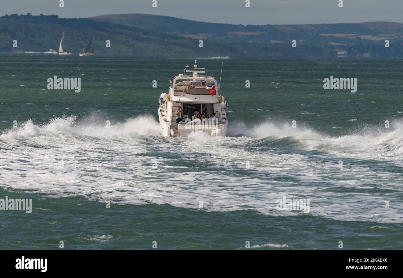 The Solent, Südengland, Großbritannien. 2022. Luxus-Motorboot unterwegs über den Sollent in Richtung Isle of Wight, Großbritannien Stockfoto