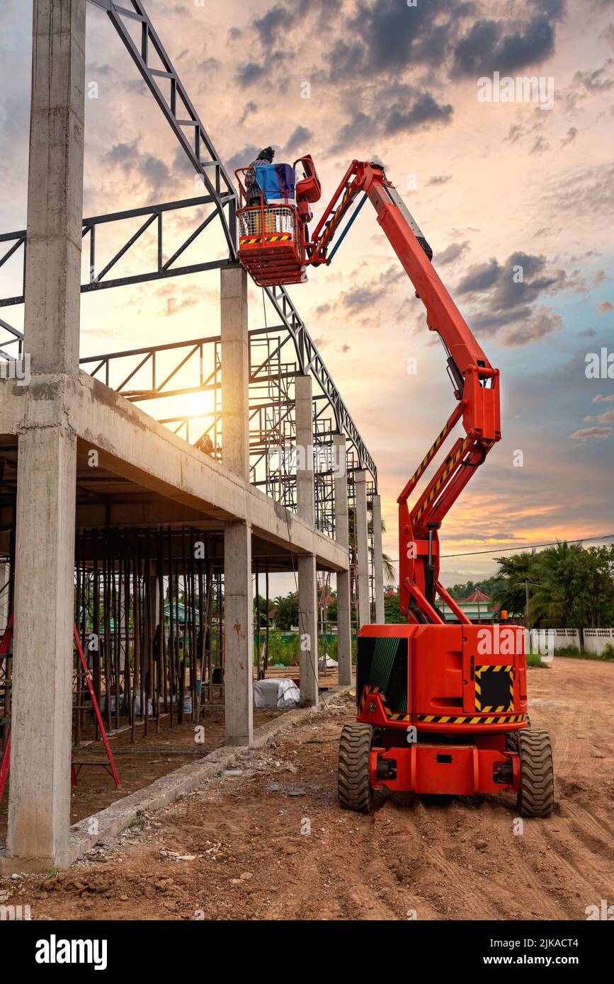 Luftbühne für Arbeiter, die in der Höhe an Gebäuden arbeiten. Baumaschine. Stockfoto