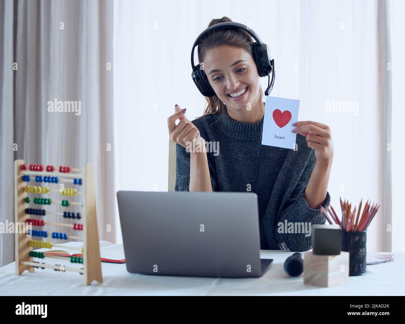 Sie werden nicht vergessen, wie Sie sie fühlen. Eine junge Lehre eine Online-Lektion mit ihrem Laptop zu Hause. Stockfoto