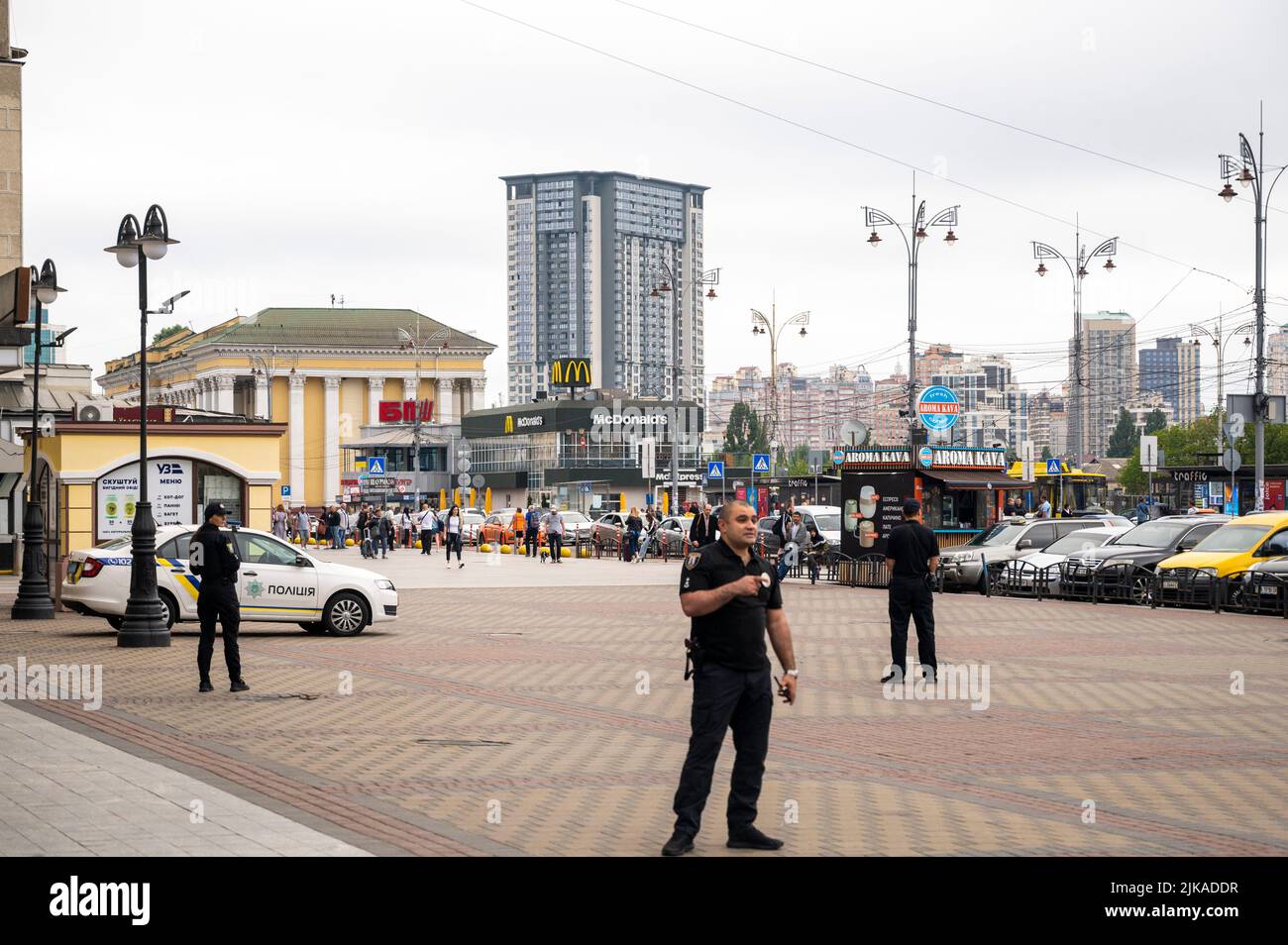Kiew, Ukraine. 25.. Juli 2022. Polizisten stehen am Hauptbahnhof Kiew-Passashyrskyi. Quelle: Christophe Gateau/dpa/Alamy Live News Stockfoto