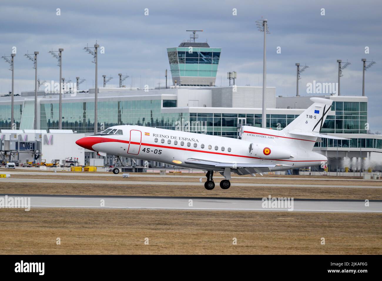 München, Deutschland - Februar 20. 2022 : die spanische Luftwaffe Dassault Falcon 900 mit der Flugzeugregistrierung T.18-5 landet auf der südlichen Landebahn 26L Stockfoto