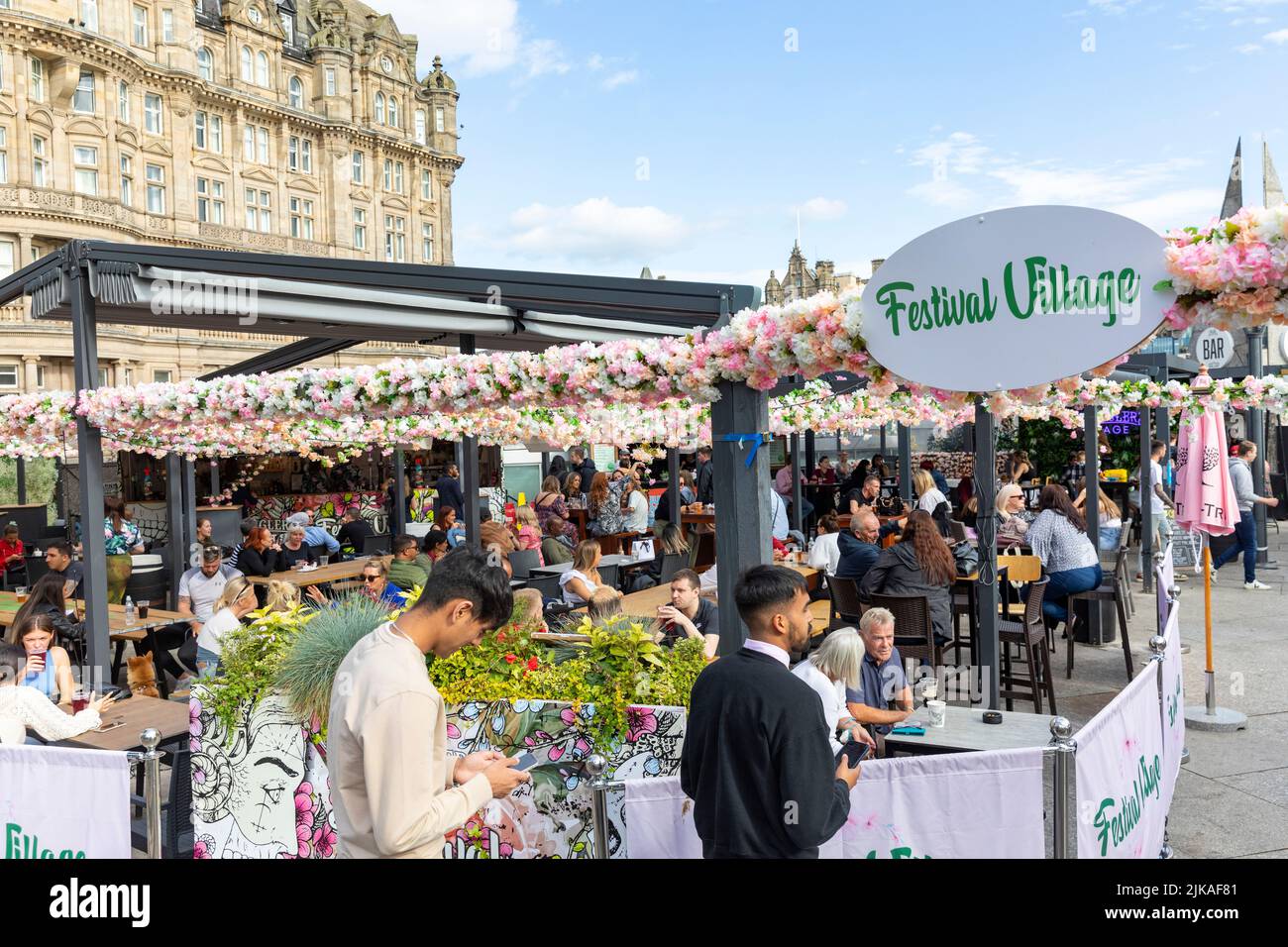 Festival Village Edinburgh auf dem Dach des Waverley Einkaufszentrums neben dem Balmoral Hotel, Essen, Musik, Getränke und Gin, Edinburgh Stadtzentrum, Schottland 2022 Stockfoto