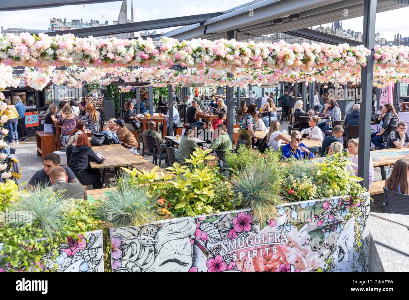 Festival Village Edinburgh auf dem Dach des Waverley Einkaufszentrums neben dem Balmoral Hotel, Essen, Musik, Getränke und Gin, Edinburgh Stadtzentrum, Schottland 2022 Stockfoto