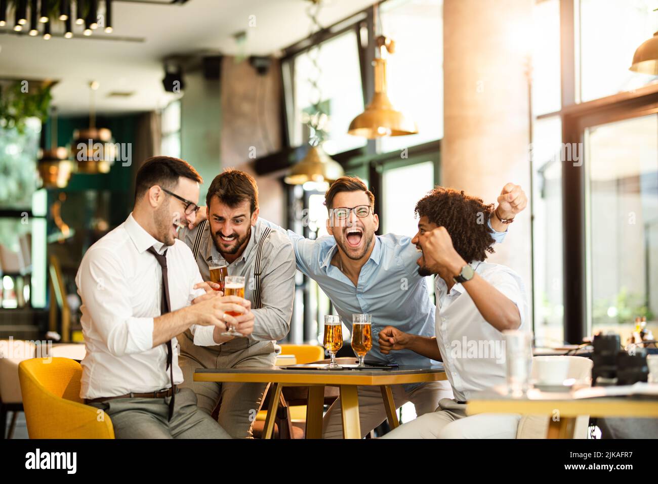 Männer in der Kneipe watcing Fußballspiel und Bier trinkt. Stockfoto