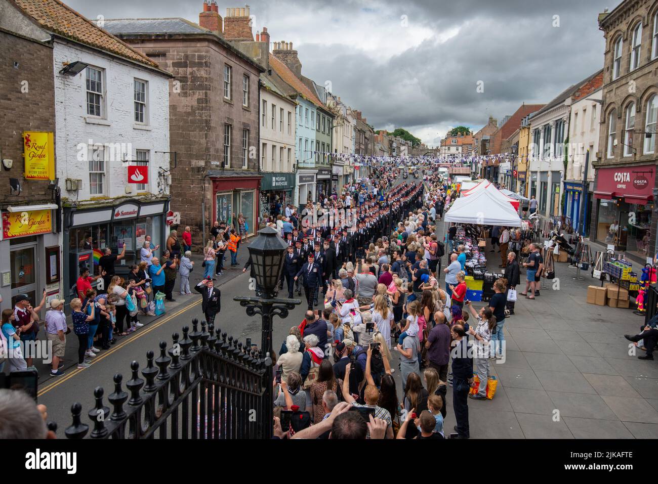 Minden Day Parade in Berwick upon Tweed mit Veteranen der eigenen schottischen Grenzer des Königs, die Marygate heruntermarschieren, um die Schlacht von Minden 1759 zu feiern Stockfoto