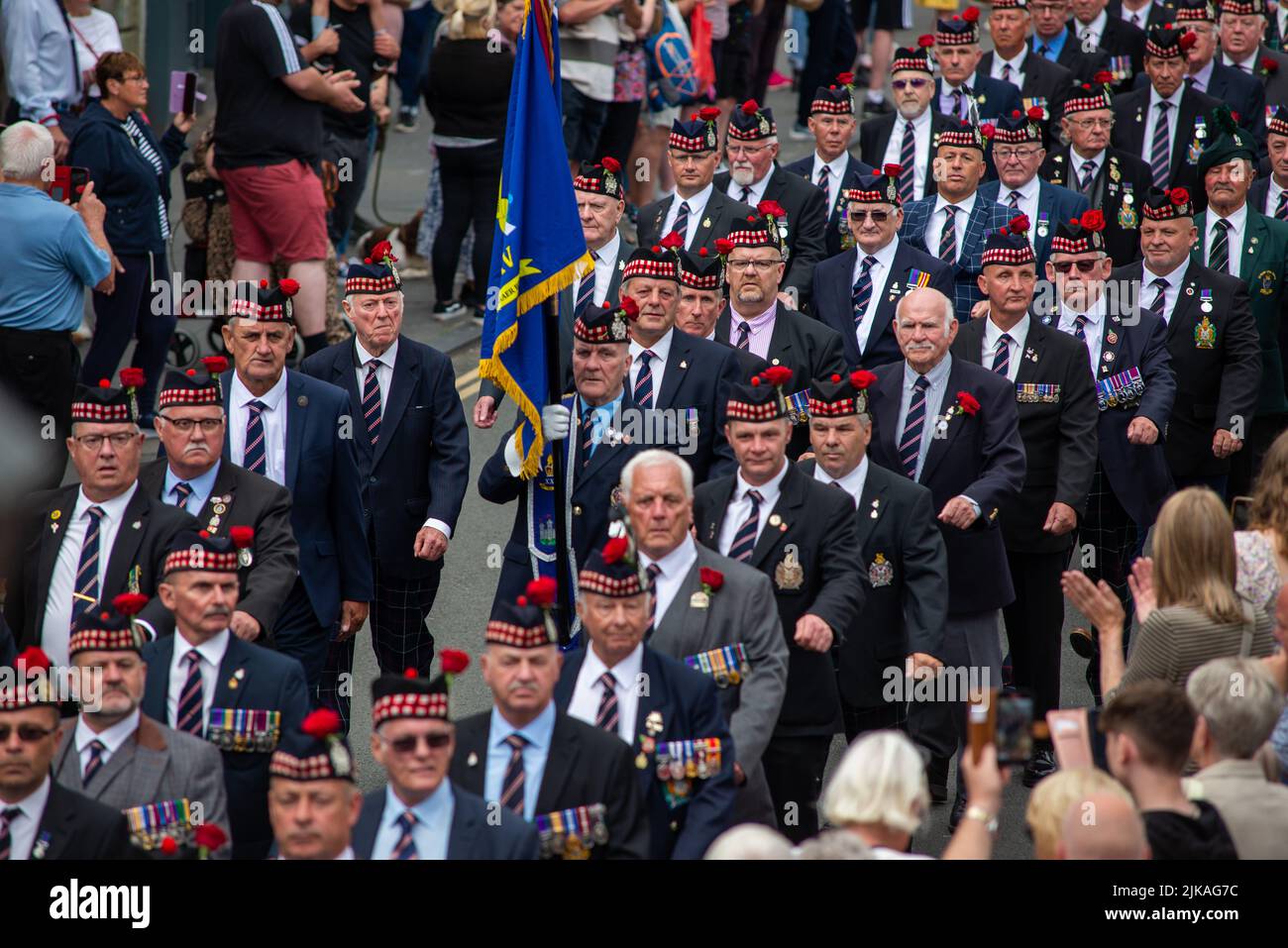 Minden Day Parade in Berwick upon Tweed mit Veteranen der eigenen schottischen Grenzer des Königs, die Marygate heruntermarschieren, um die Schlacht von Minden 1759 zu feiern Stockfoto