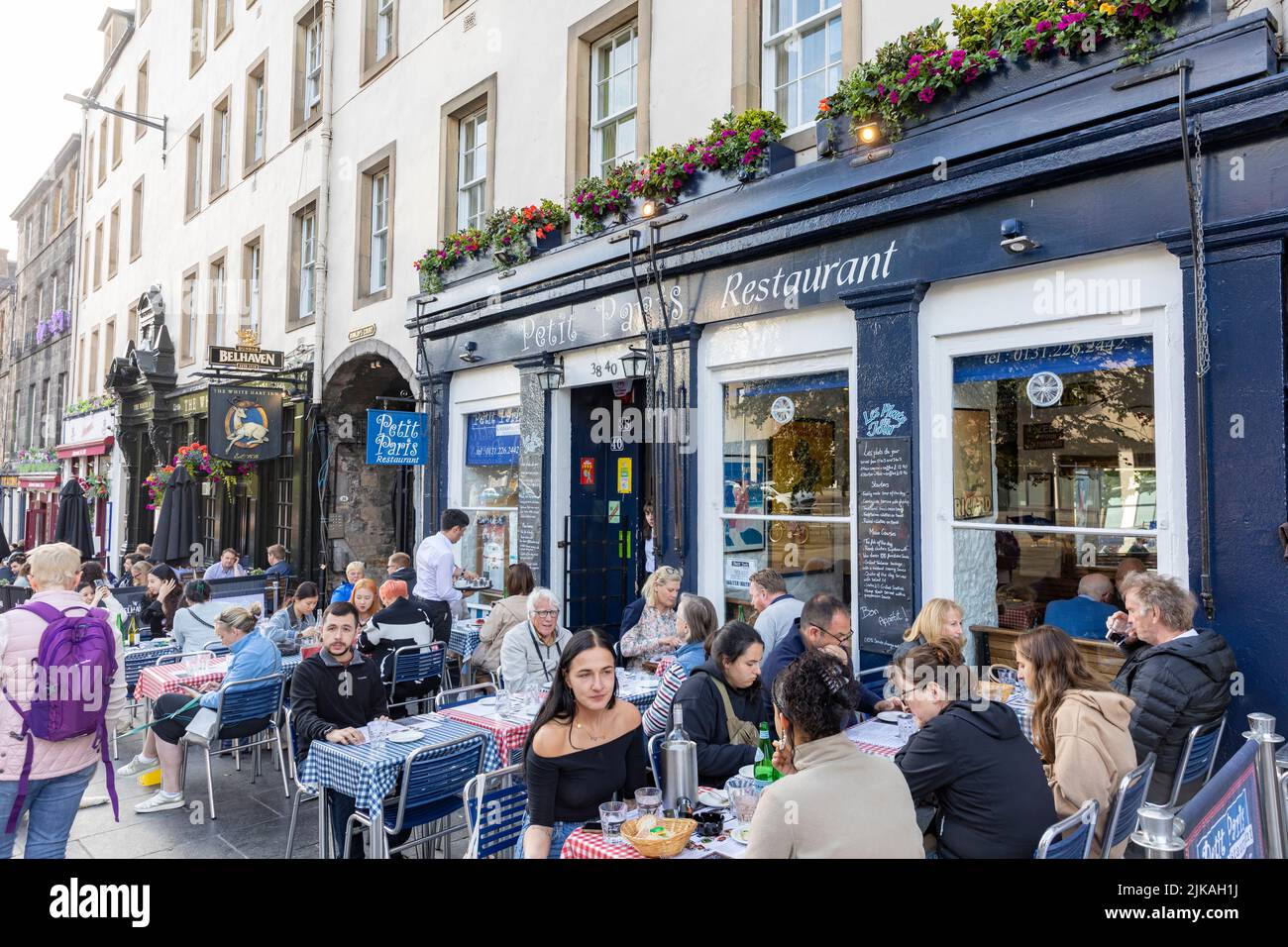 Edinburgh Grassmarket, französisches Bistro Petit Paris Restaurant im Grassmarket, Mittagessen mit Gästen, die draußen und in Edinburgh, Schottland, essen 2022 Stockfoto
