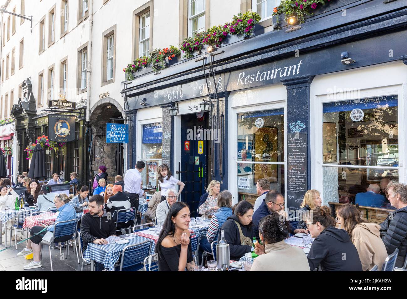 Edinburgh Grassmarket, französisches Bistro Petit Paris Restaurant im Grassmarket, Mittagessen mit Gästen, die draußen und in Edinburgh, Schottland, essen 2022 Stockfoto