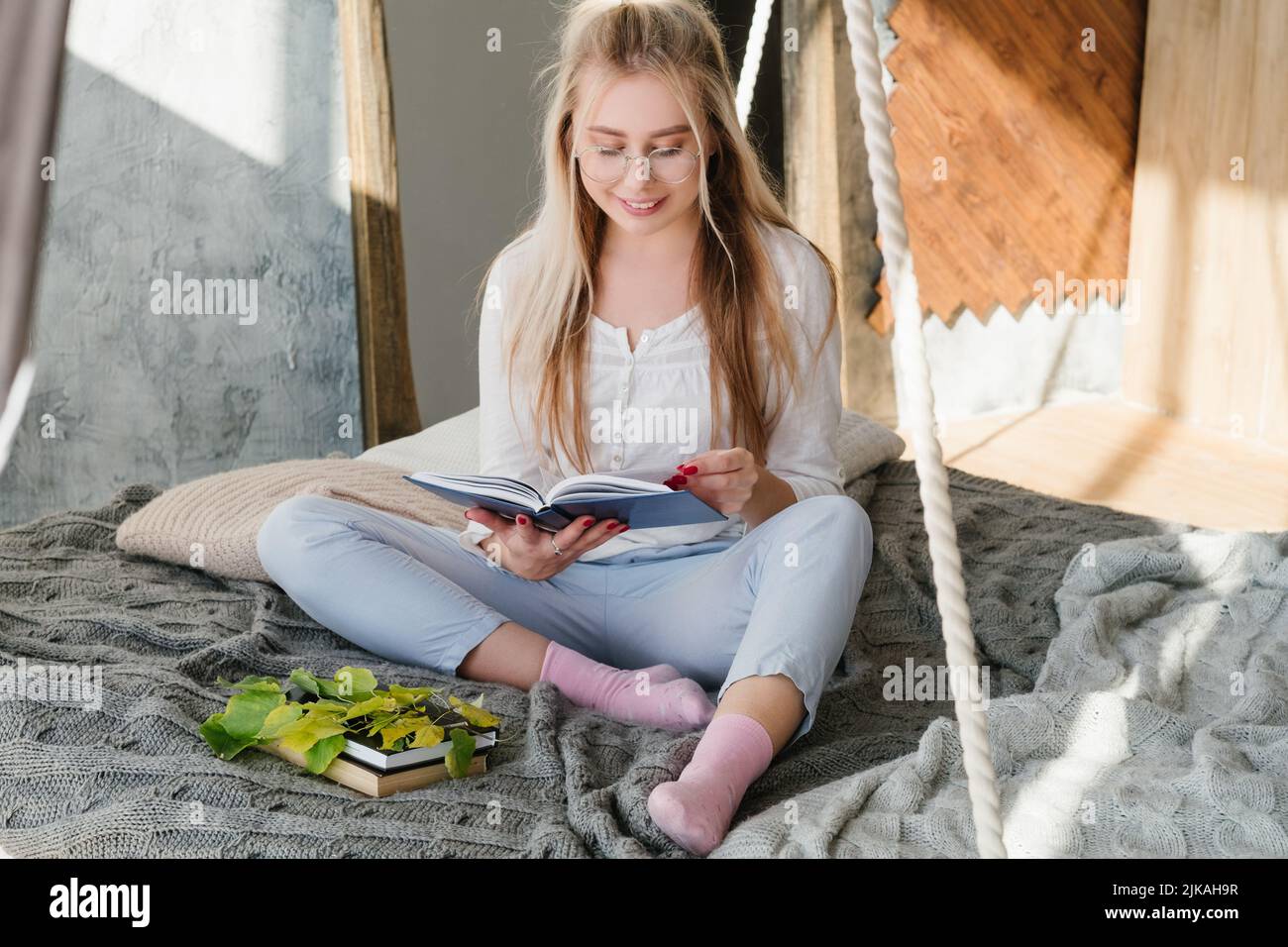 Frau liest Buch zu Hause bequem entspannte Freizeit Stockfoto