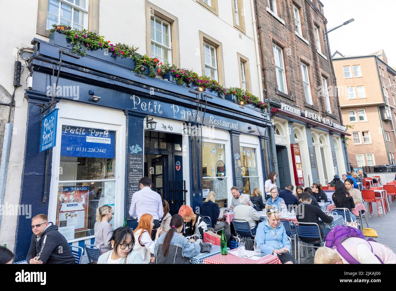 Edinburgh Grassmarket, französisches Bistro Petit Paris Restaurant im Grassmarket, Mittagessen mit Gästen, die draußen und in Edinburgh, Schottland, essen 2022 Stockfoto