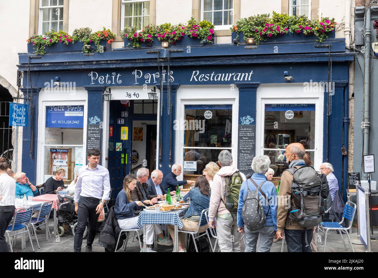 Edinburgh Grassmarket, französisches Bistro Petit Paris Restaurant im Grassmarket, Mittagessen mit Gästen, die draußen und in Edinburgh, Schottland, essen 2022 Stockfoto