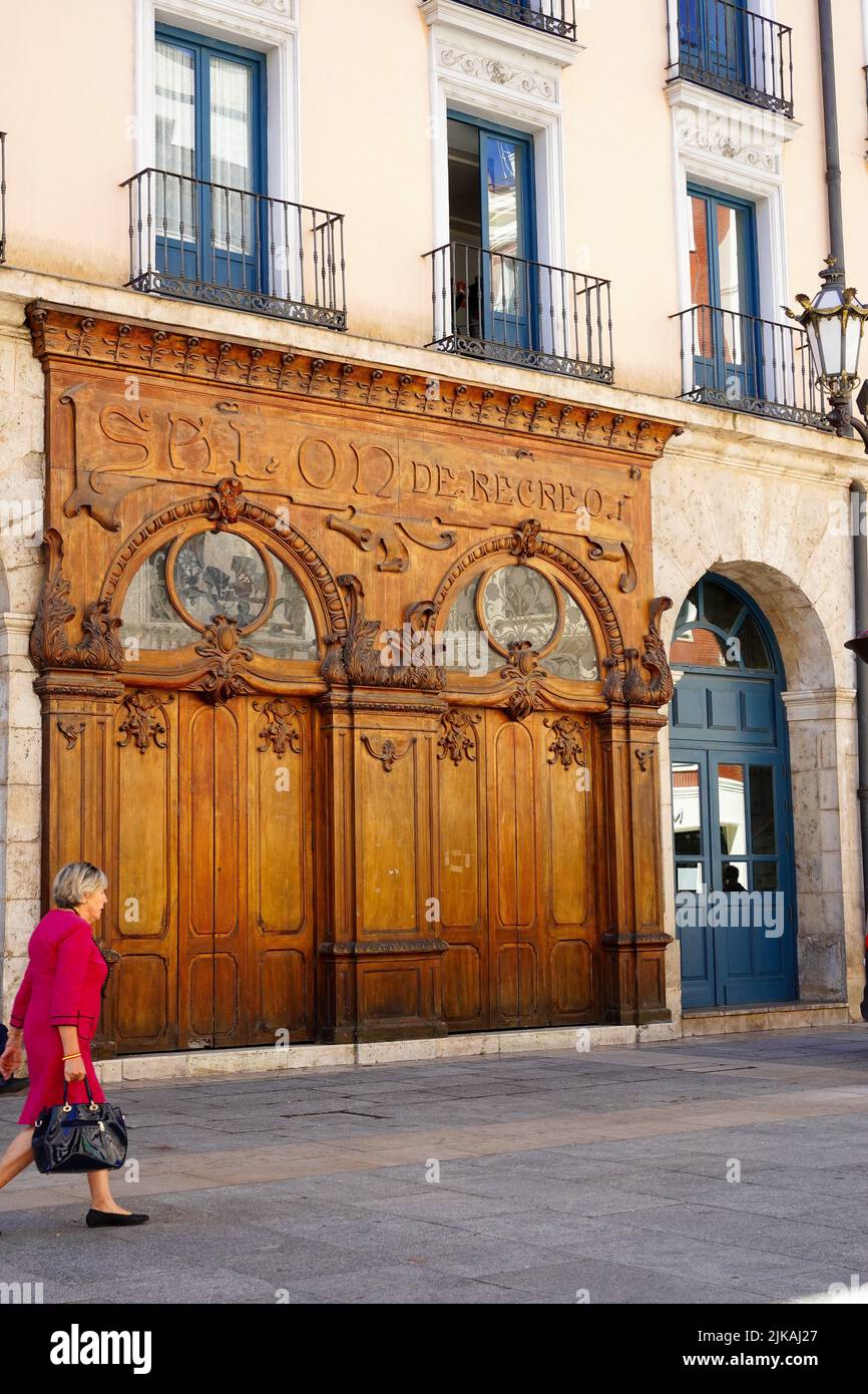 Modernistische Tür Salón de Recreo des Haupttheaters von Burgos, Spanien Stockfoto