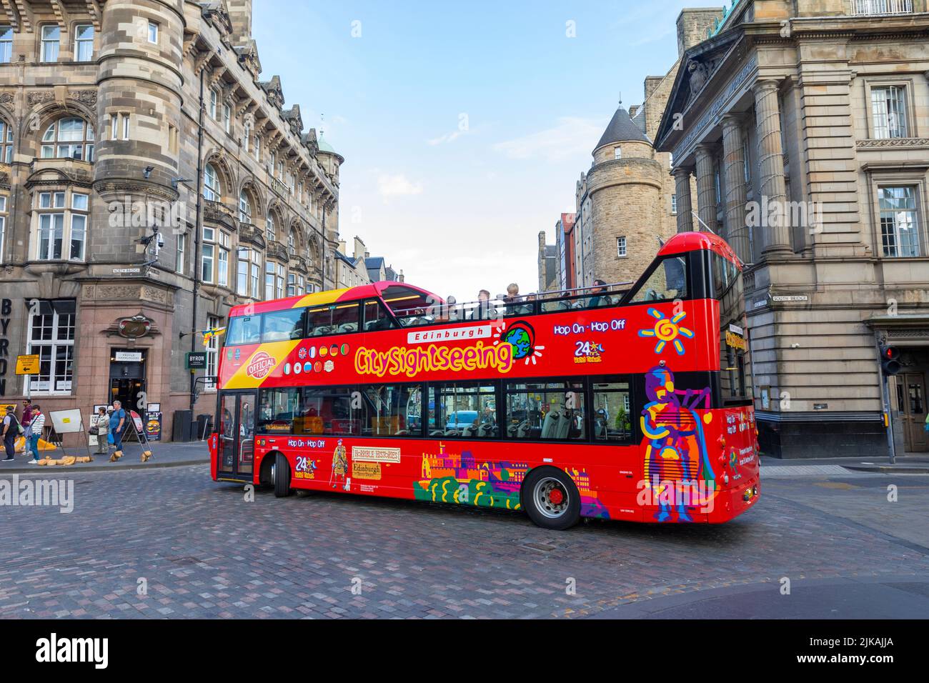 Edinburgh roter Doppeldecker-Sightseeing-Bus auf der Royal Mile, Stadt Edinburgh, Schottland im Sommer 2022 Stockfoto