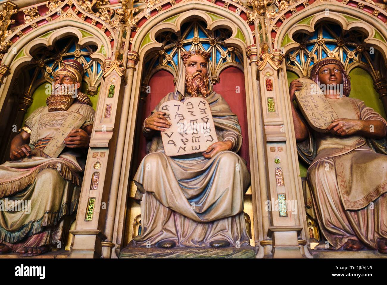 Detaillierte sitzende Figuren aus der alten Welt, jede mit einer Tafel ihres Alphabets, ihrer Sprache. In der reich verzierten Bibliothek von Cardiff Castle Stockfoto