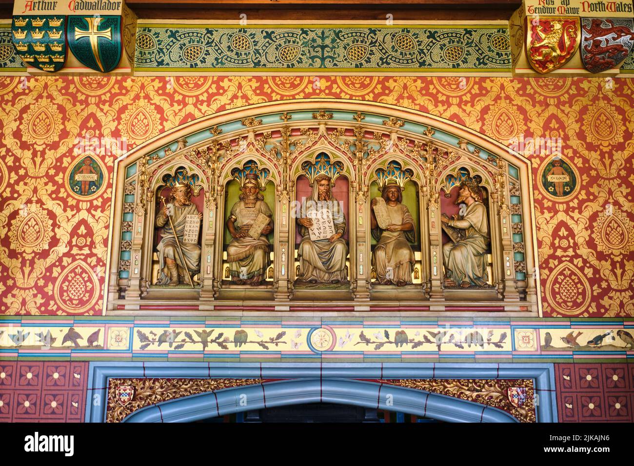 Detaillierte sitzende Figuren aus der alten Welt, jede mit einer Tafel ihres Alphabets, ihrer Sprache. In der reich verzierten Bibliothek von Cardiff Castle Stockfoto