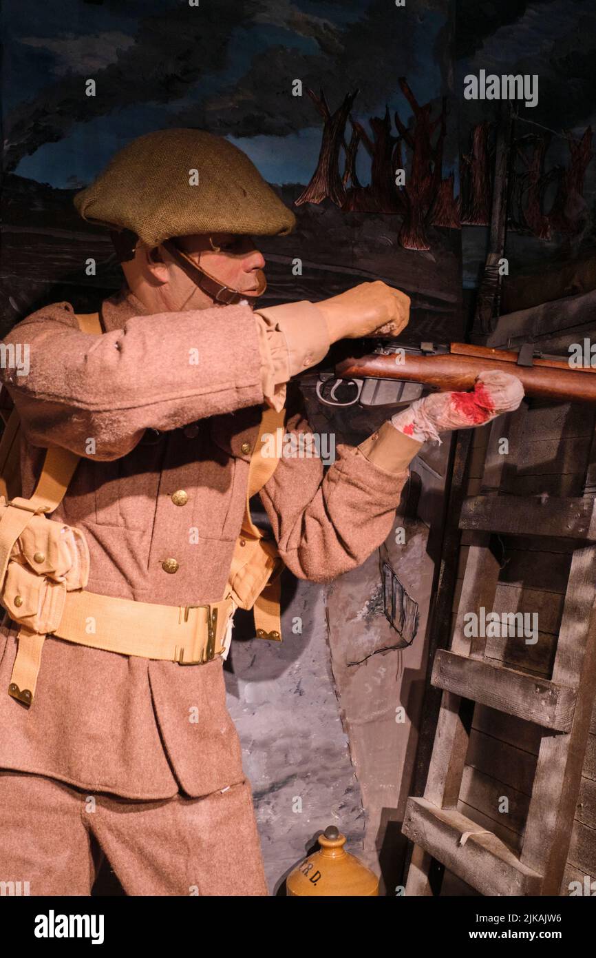 Erholung, Diorama eines Ersten Weltkriegs, verletzte Soldaten des Ersten Weltkriegs, die ein Gewehr abfeuerten. Im Museum von 1. The Queen’s Dragoon Guards und The Royal Welsh in Cardiff Stockfoto