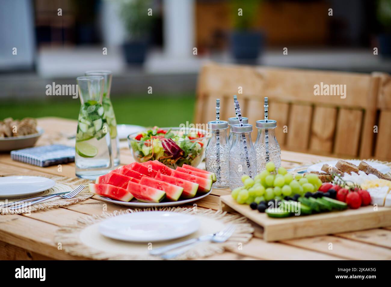 Esstisch für Abendessen auf der Terrasse im Sommer, Gartenparty-Konzept. Stockfoto