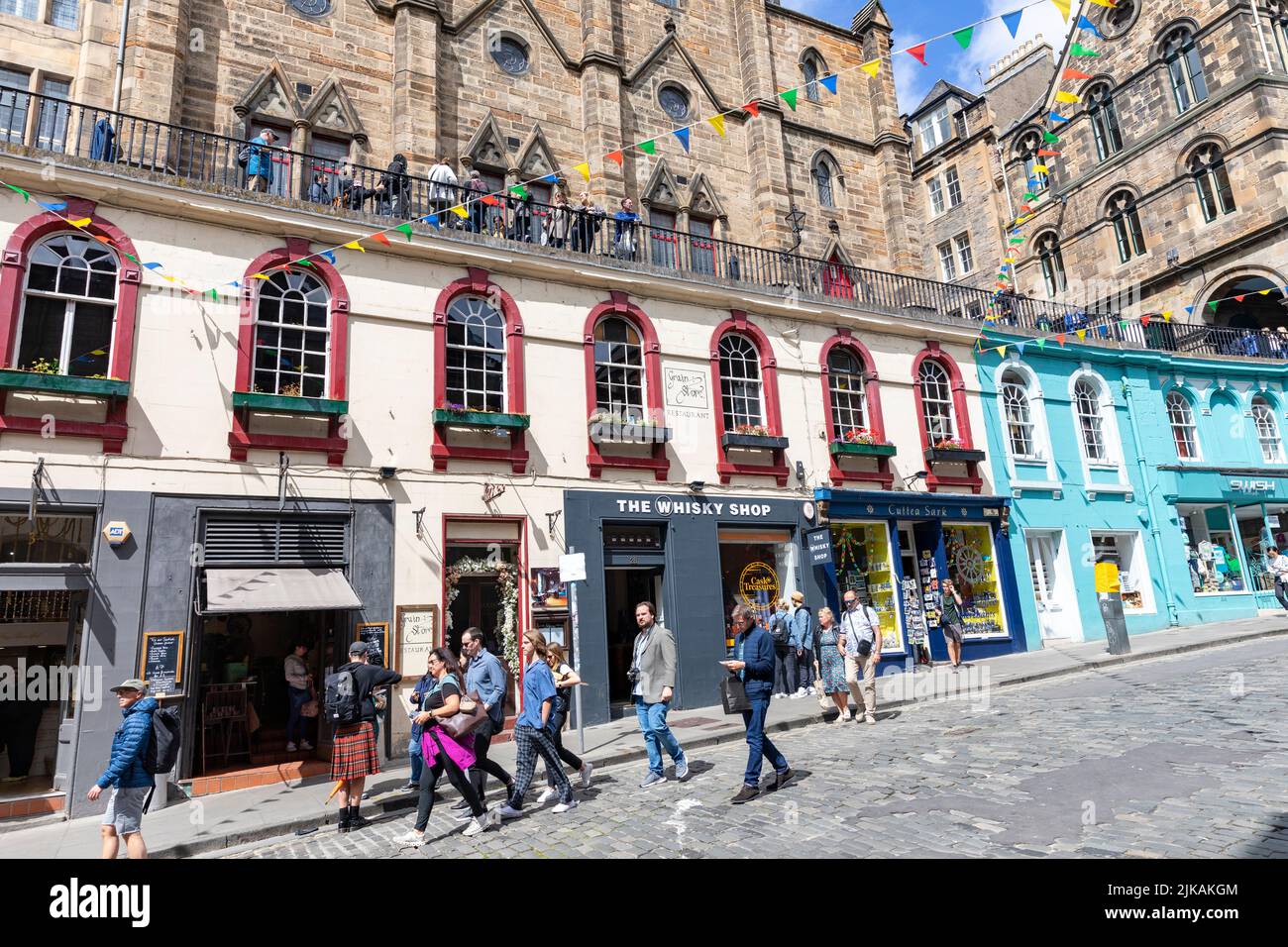 Victoria Street Edinburgh, Sonnenschein Sommer 2022, bunte Schaufenster, gepflasterte Straße und Touristen in der Altstadt von Edinburgh, Schottland, Großbritannien Stockfoto
