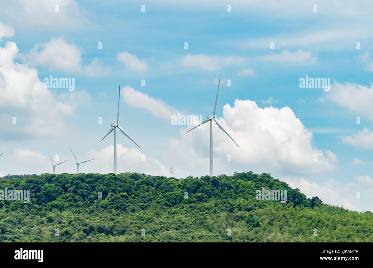 Windenergie. Windkraft. Nachhaltige, erneuerbare Energien. Windturbinen erzeugen Strom. Windmühle Bauernhof auf einem Berg mit blauem Himmel. Umweltfreundliche Technik Stockfoto