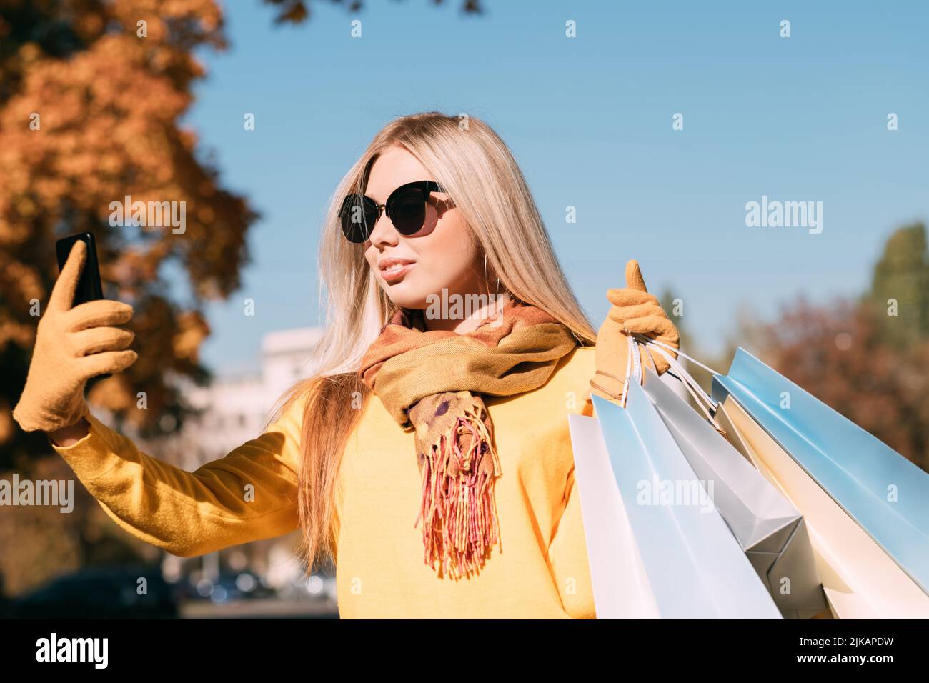 Shopaholic Lifestyle Smartphone Selfie Herbsthimmel Stockfoto