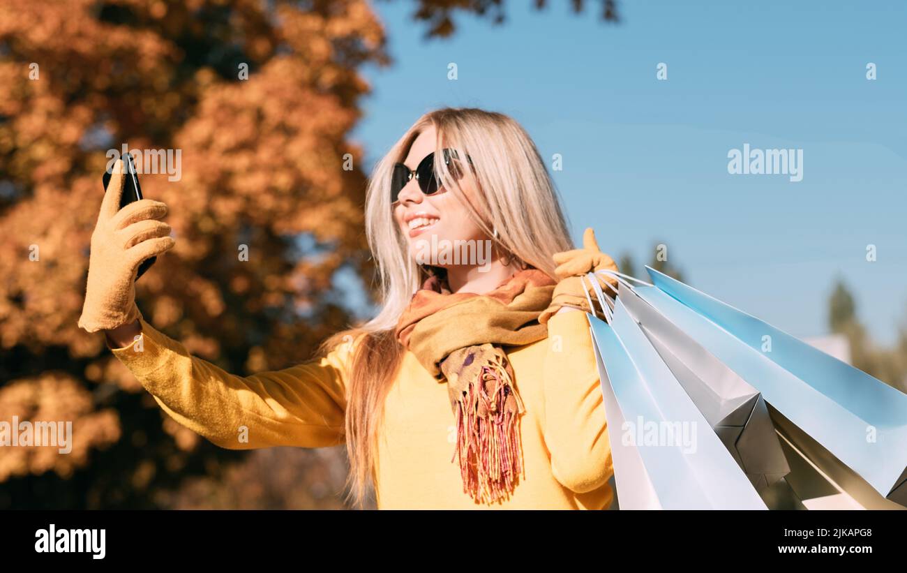 Herbst Spaß Dame Einkaufstaschen Smartphone Selfie Stockfoto