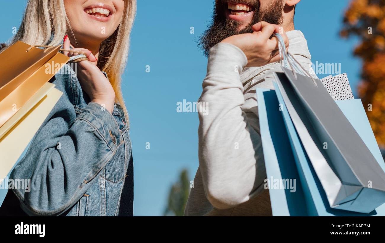 Herbst Saison neue Kollektion paar Einkaufstaschen Stockfoto