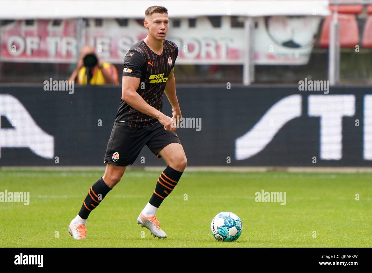 UTRECHT, NIEDERLANDE - 30. JULI: Mykola Matvienko von Shakhtar Donetsk läuft beim Vorsaison-Freundschaftsspiel zwischen FC Utrecht und FK Sjachtar Donetsk am 30. Juli 2022 im Stadion Galgenwaard in Utrecht, Niederlande (Foto: Joris Verwijst/Orange Picles) Stockfoto