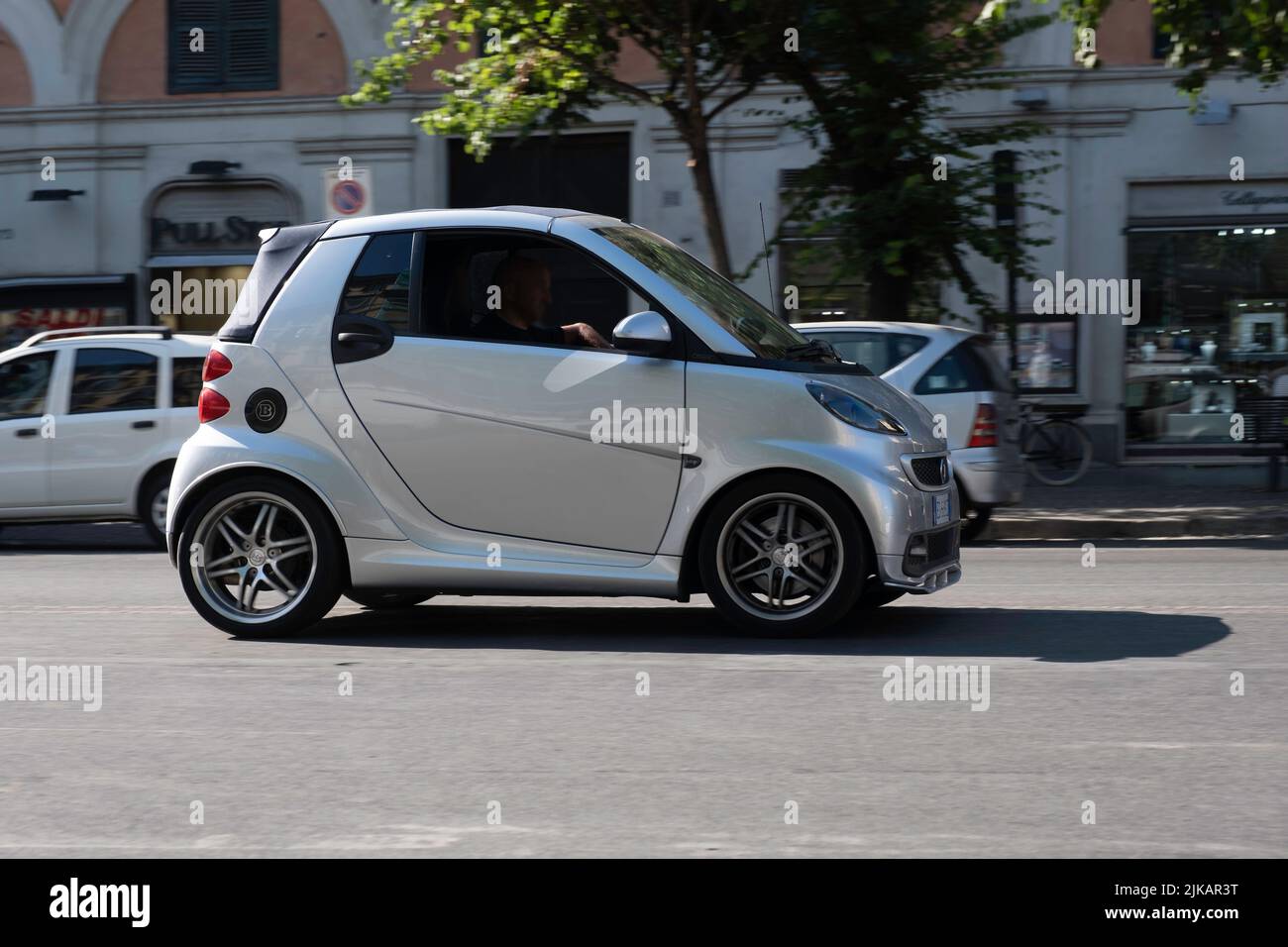 Smart Car fährt auf einer asphaltierten Straße im Zentrum von Rom. Rom hat die höchste Anzahl an Smarts in Italien, dank ihrer vielseitigen Parkmöglichkeiten. Stockfoto
