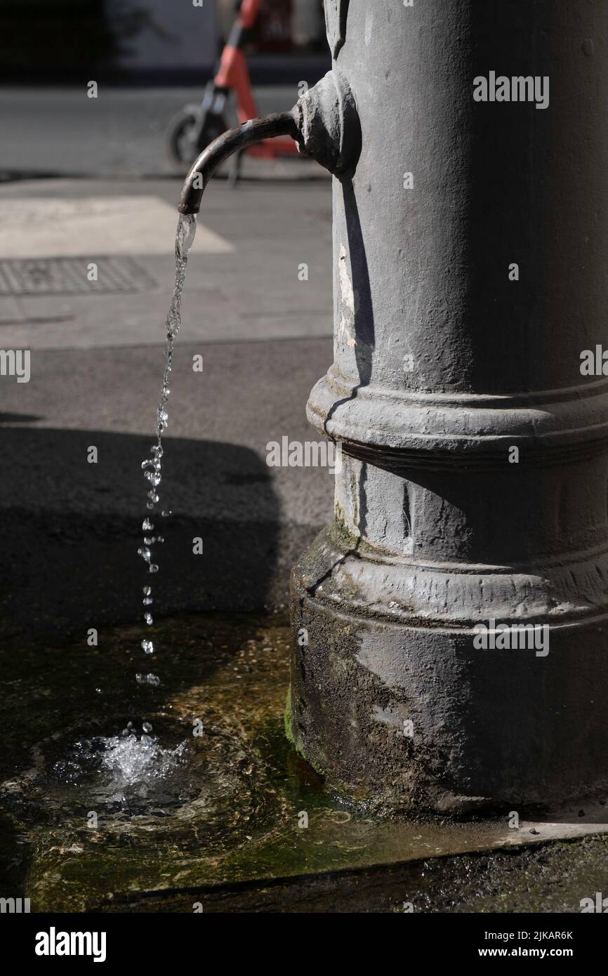Auf einem Bürgersteig steht der öffentliche Trinkbrunnen, die sogenannte nasoni (große Nasen), mit kontinuierlich fließendem sauberem und frischem Trinkwasser Stockfoto