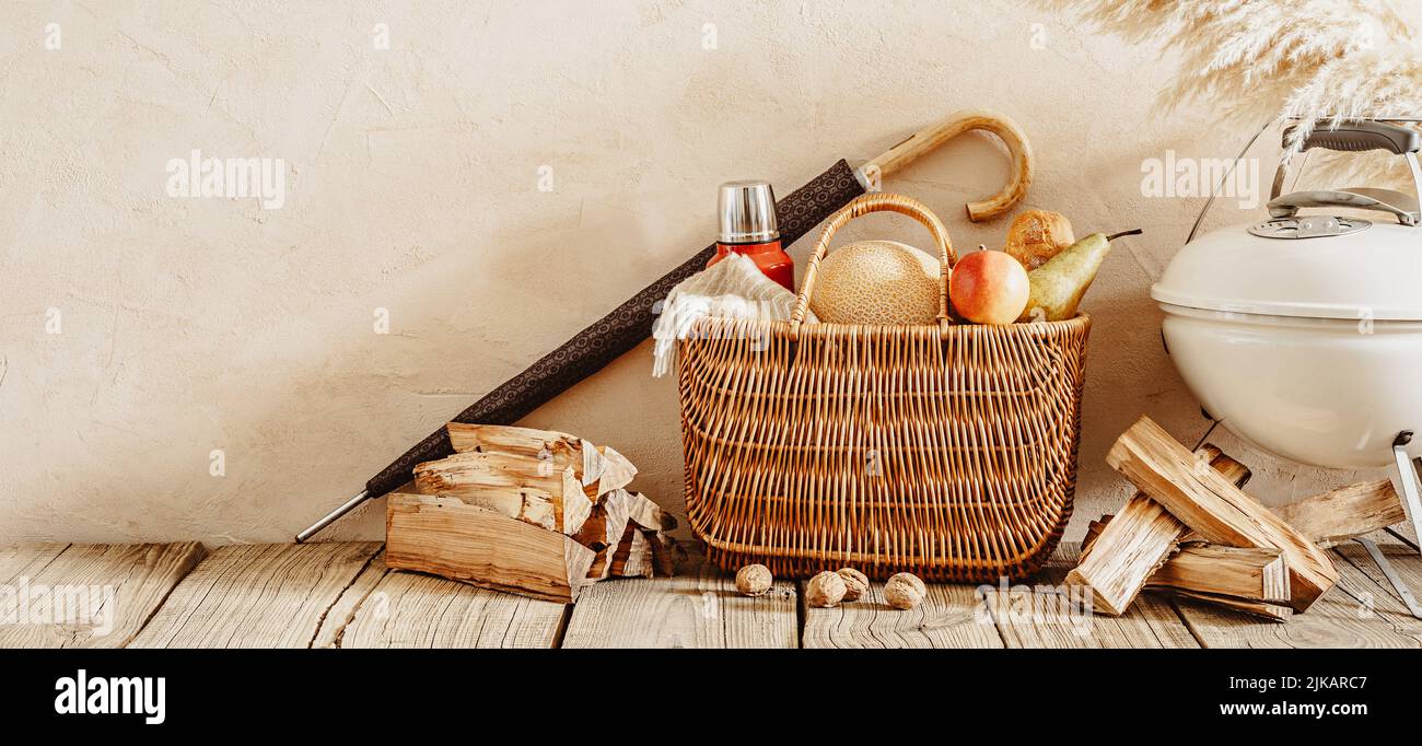 Vorbereitung auf ein Picknick im Herbst. Stockfoto