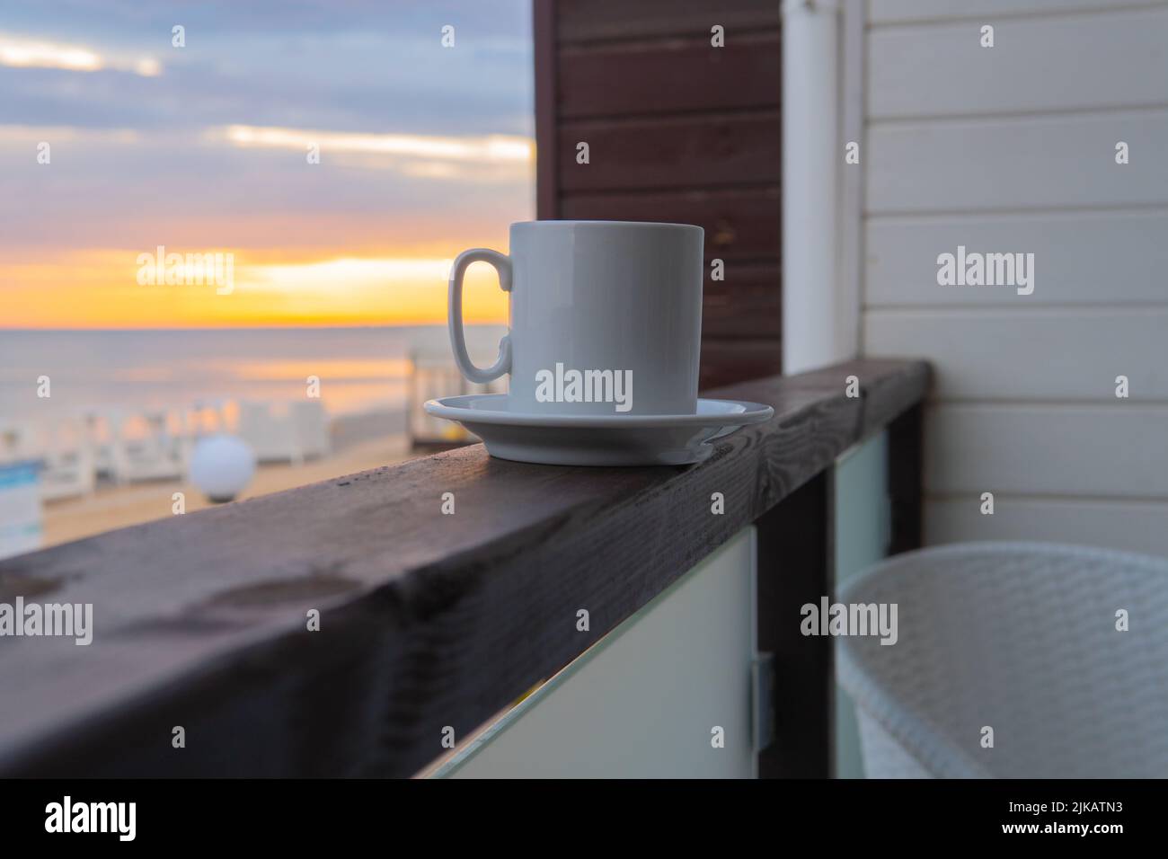 Sea Cup Reise Hintergrund Strand Kaffee Becher Meer Wasser Frühstück, von morgens Wellen aus frisch aus abstraktem Konzept, Latte Joy. Modische Einrichtung Stockfoto