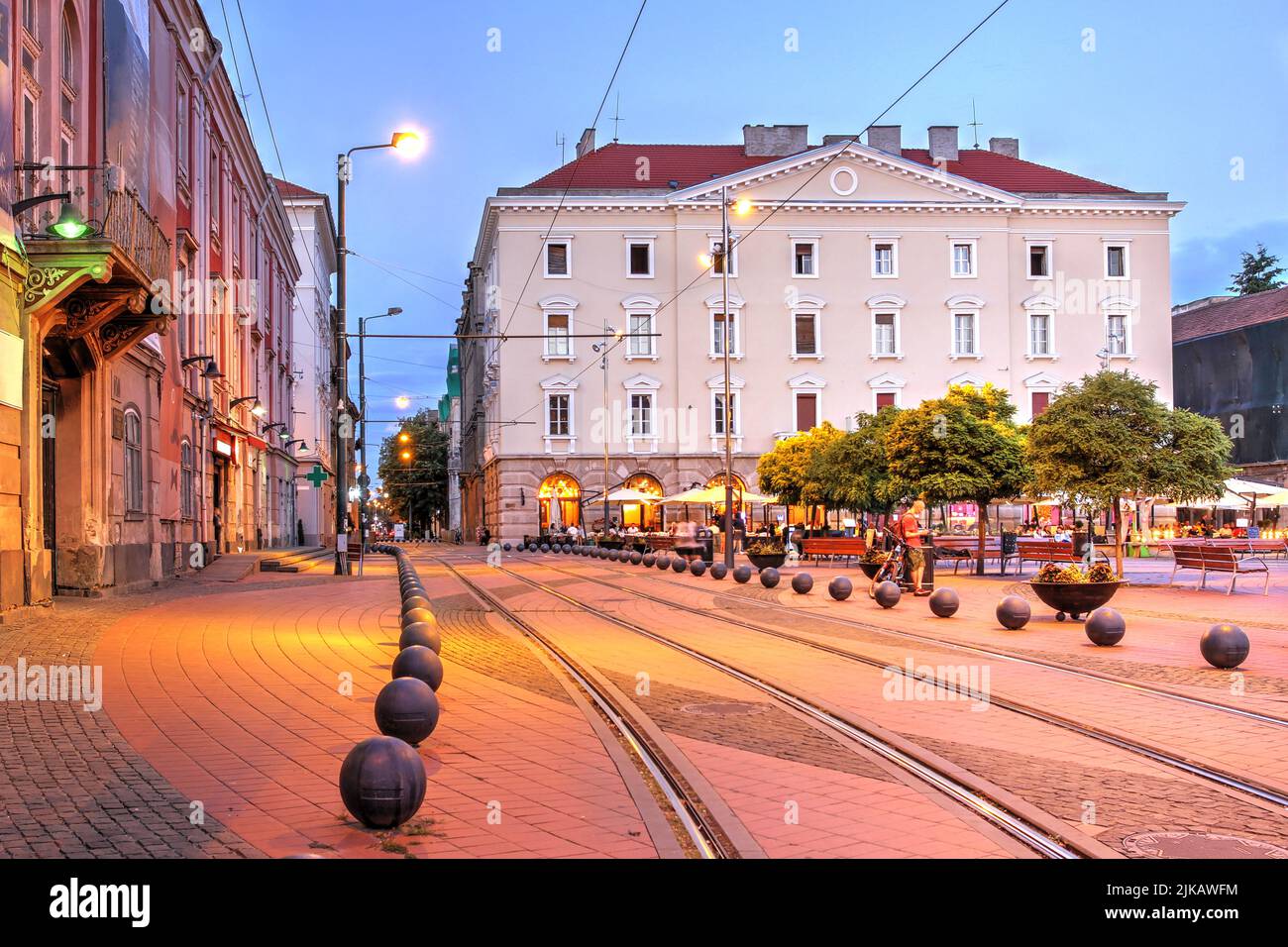 Nachtszene auf dem Platz der Freiheit, Timi?oara, Rumänien. Der zweitälteste Platz der Stadt wurde 2015 umgestaltet, mit roten Ziegel in conzentri gepflastert Stockfoto