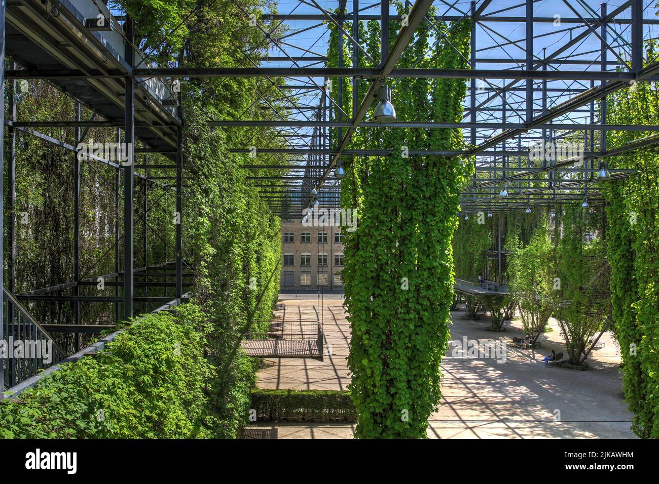 Der MFO Park wurde 2002 auf dem Gelände der Maschinenfabrik Oerlikon, einem riesigen historischen Fertigungskomplex im Oerlikon-Distrikt Zürich, Schweiz, errichtet Stockfoto