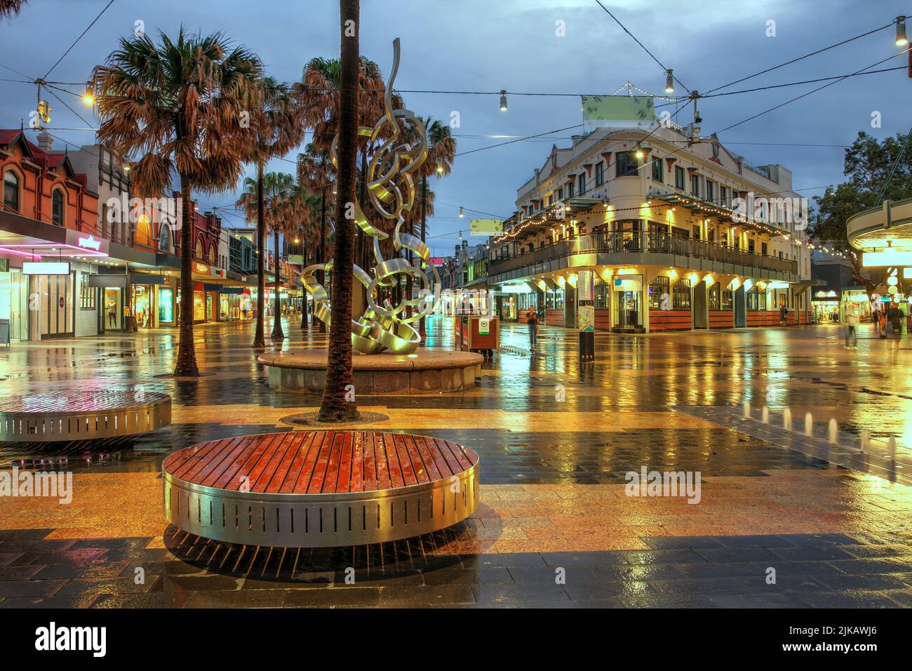 Nachtaufnahme entlang der Corso - Fußgängerstraße, die den Manly Warft mit dem Strandbereich am Meer in Manly, einem Vorort von Sydney, Australien, verbindet Stockfoto